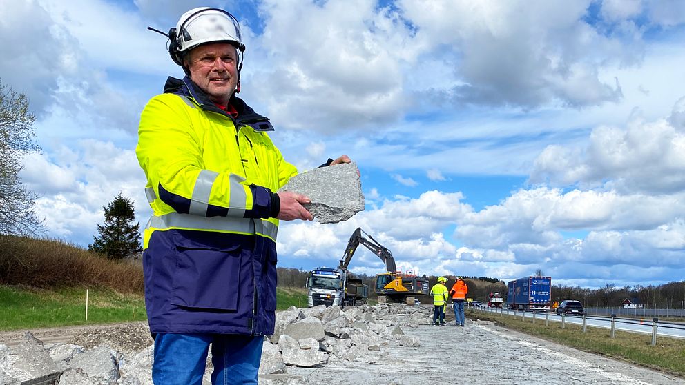 Man som står på motorvägsbygge utanför Getinge i Halland.