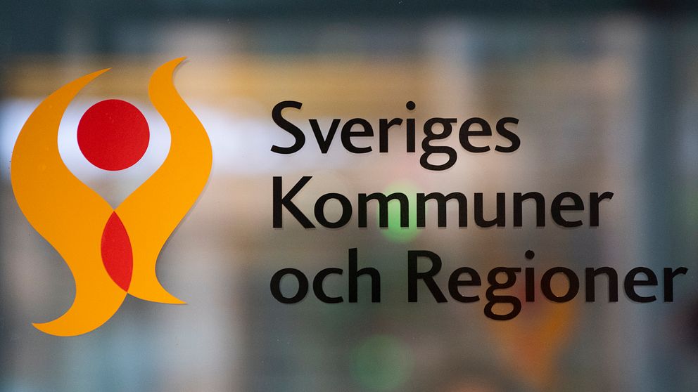 En skylt som det står Sveriges kommuner och regioner på.