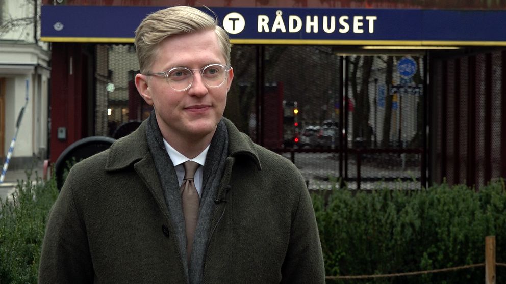 Trafikregionrådet Anton Fendert (MP) framför tunnelbaneentrén vid Rådhuset.