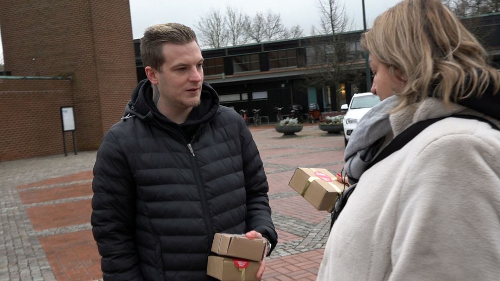 RSMH delar ut julklappar på Fäladstorget i Lund