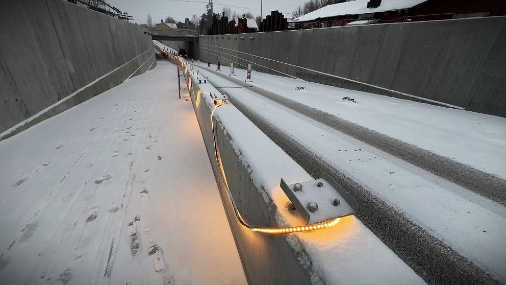 Stationen och järnvägsviadukten i Väse försenas i minst ett år. Nu har Trafikverket bytt entreprenör.