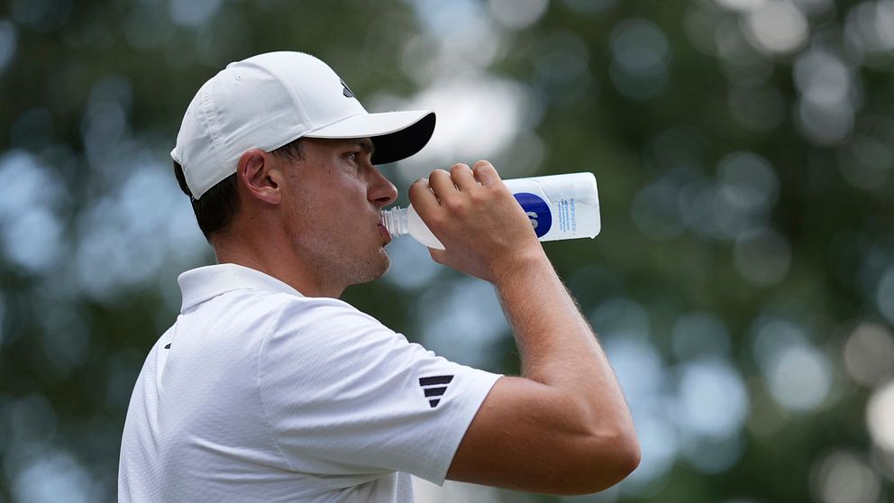 Ludvig Åberg dricker vatten under PGA-mästerskapet.