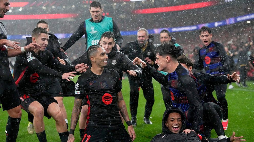 Barcelona firar Raphinias 5–4-mål.