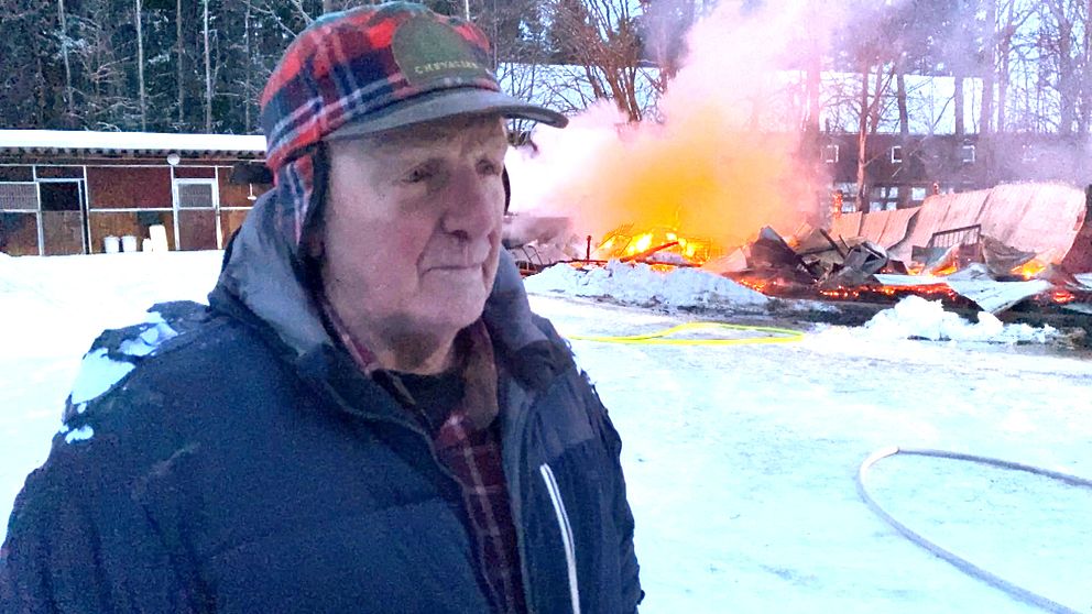 Janne Sellén, stallägare framför sitt stall i Huli där en brand inträffat och där två hästar brunnit inne