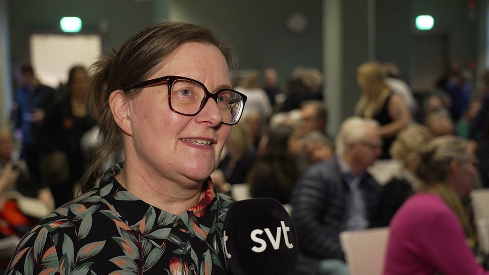 Katarina Kieri antaa haastattelun SVT:n Uutisille. Författaren Katarina Kieri från Tornedalen har skrivit om assimmilationens pris. Vad kostar det att förlora sitt språk?