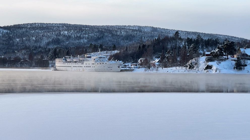 Båten Baltic Star ligger förtöjd vid kajen i Lunde. Det ligger is på vattnet.