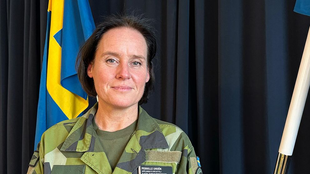 Kvinna i militäruniform.