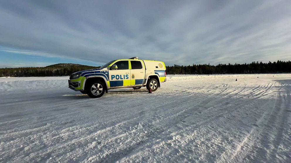 En polisbil som kör i snö