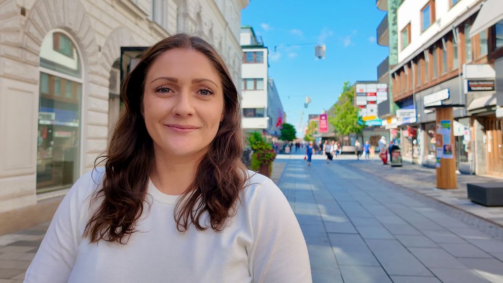 En kvinna, klädd i vitt, på en gågata i Eskilstuna