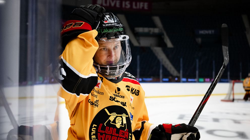 Luleås lagkapten Jenni Hiirikoski sätter avgörande straffen mot Modo