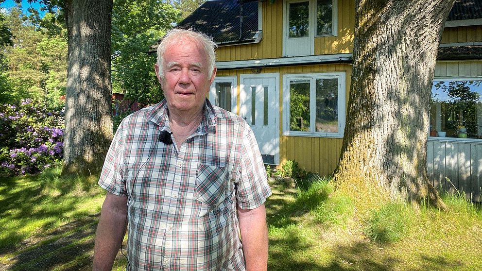 Göte står framför sitt hus i Värmlandsbro.