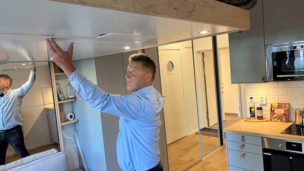 VD Anders hissar ner sängen i den nya bostaden.
