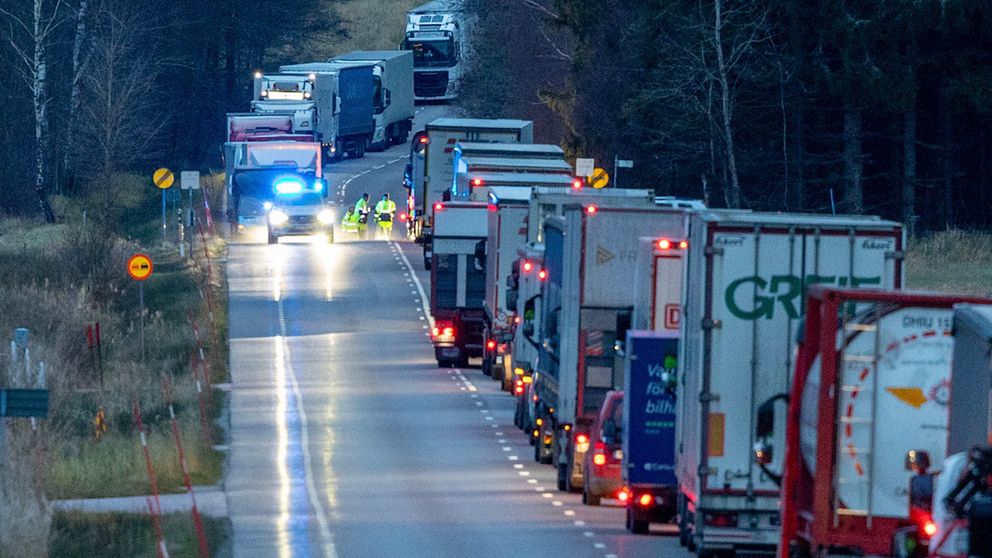 Kö på landsväg 650 där en personbil och en buss krockat.