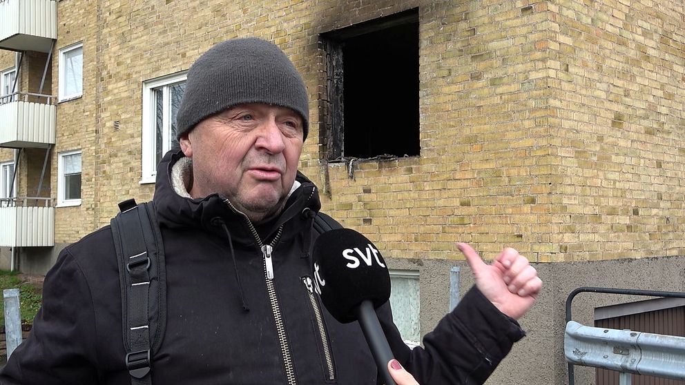 Man visar lägenhet som brunnit
