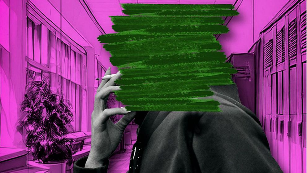En kreativ bild som visar en person med suddig ansiktsdetalj, där huvudet är dolt av ett grönt överstrykning. Bakgrunden är en rosa färg med en skolmiljö, inklusive skåp och växter i rummet. Bilden använder kontrasterande färger för att skapa en stark visuell effekt.