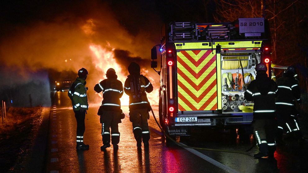 Räddningstjänsten släcker bilbrand