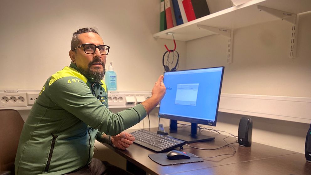 Ambulanssjuksköterskan Luis Monroy sitter framför en dataskärm inne på ambulansen.