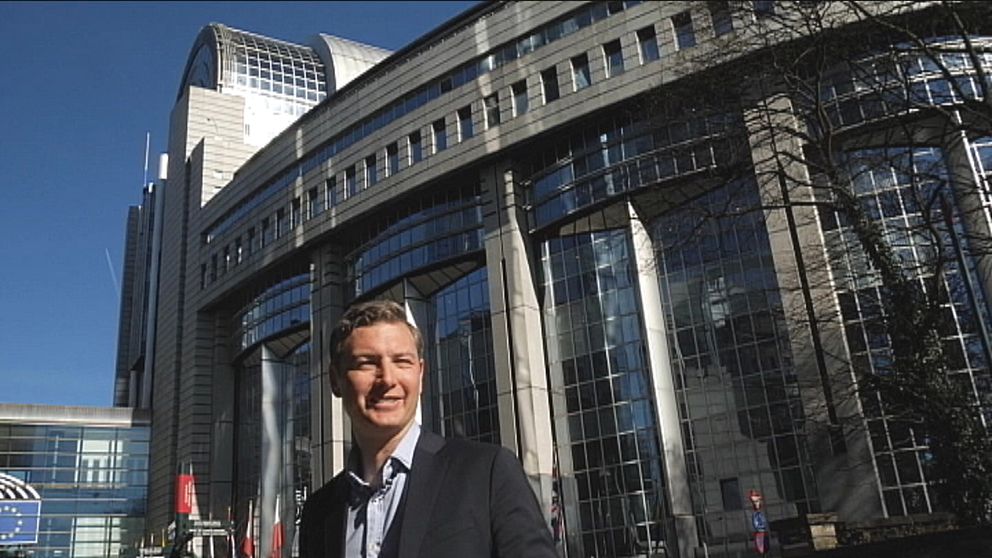 SVT:s Europakorrespondent Christoffer Wendick utanför EU-parlamentet i Bryssel.