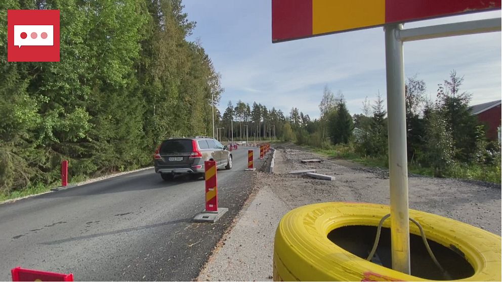 Vägarbete med risk för skador på bilar. Bil som försiktigt kör förbi.