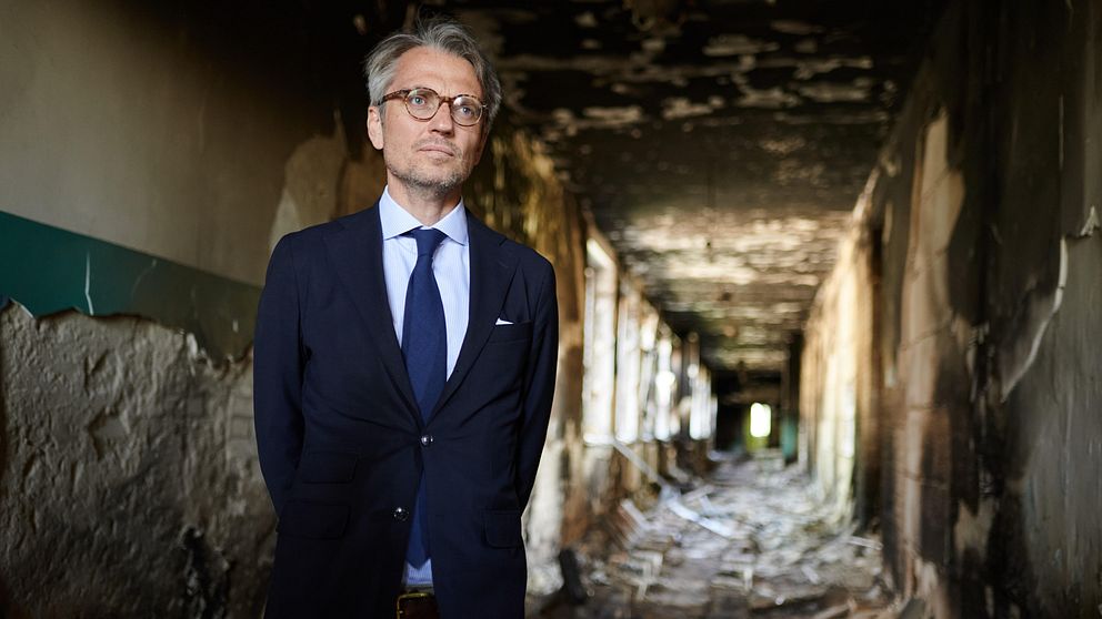 Tobias Thyberg när han var ambassadör i Ukraina. Här vid ett besök i en sönderbombad skola i byn Velyka Dymerka öster om Kiev. Arkivbild.