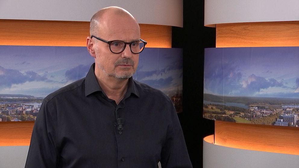 På bilden syns SVT Västernorrlands reporter Peter Nässén. Han står i en tv-studio. Han har på sig en svart kavaj och glasögon.