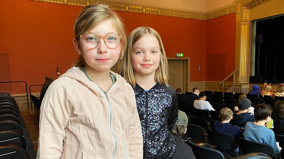 Två flickor på teatern i Laholm.