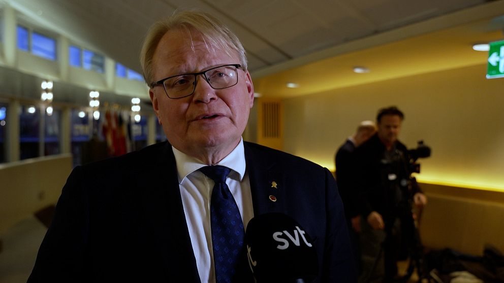 Peter Hultqvist pratar i mikrofonen.