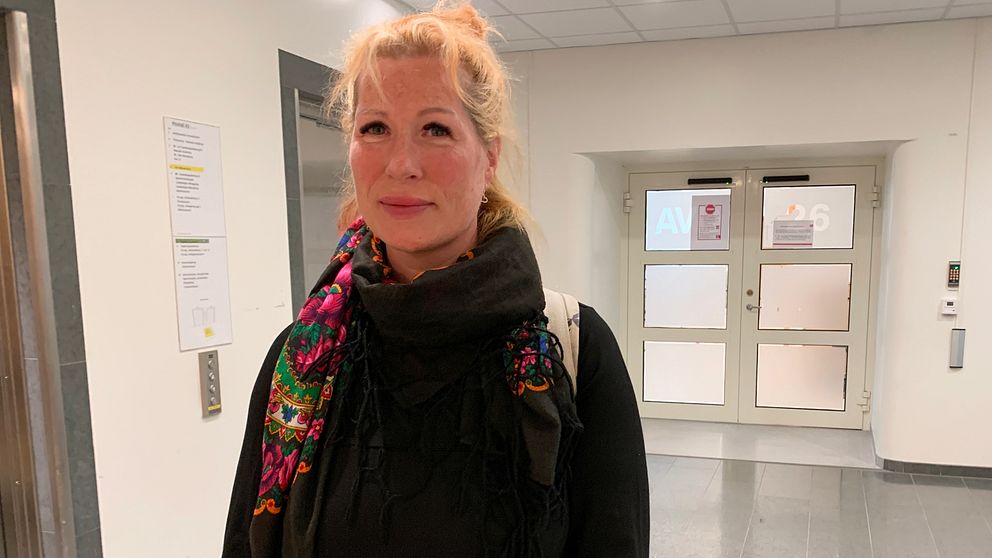 Studenten Maria Holmquist står i en korridor på Falu lasarett