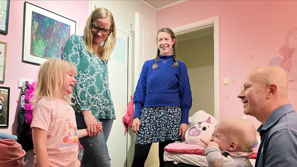 familj inne i ett barnrum tillsammans med doulan Morlin som var med på förlossningen när familjens andra barn föddes