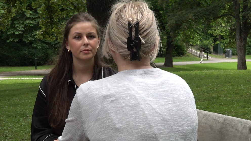 Två personer i en park.