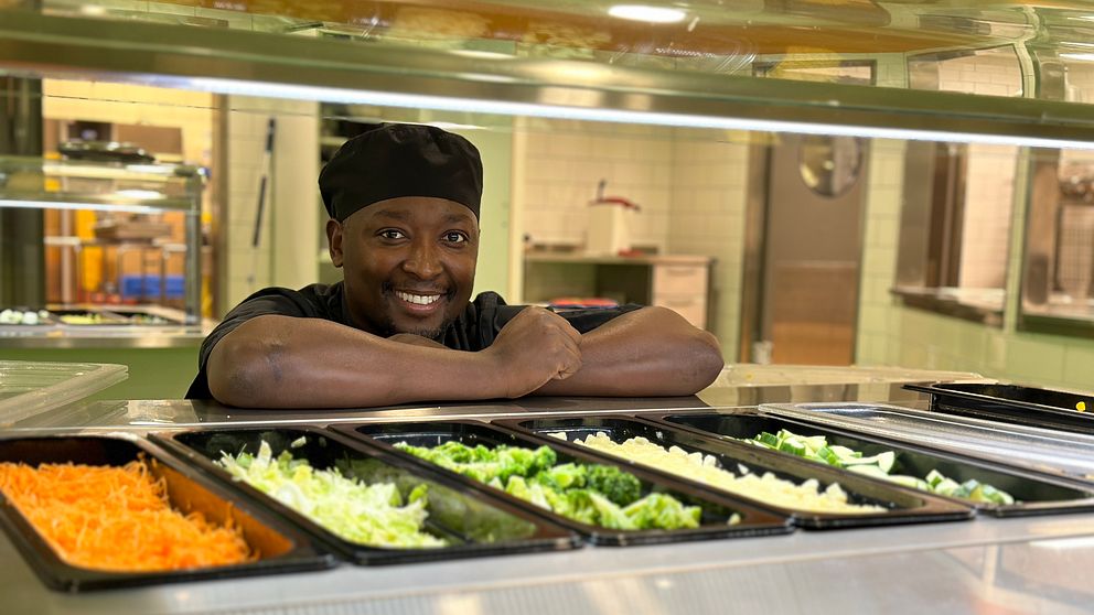 Kökschefen Gerald i Floraskolans restaurang vid grönsaker