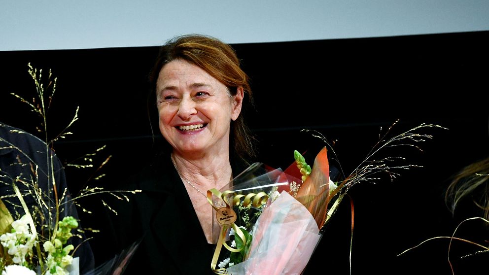 Kristina Lindström med blommor i famnen