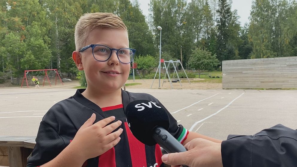 Leon Gröndahl, 9 år, intervjuas på Vads skolgård.