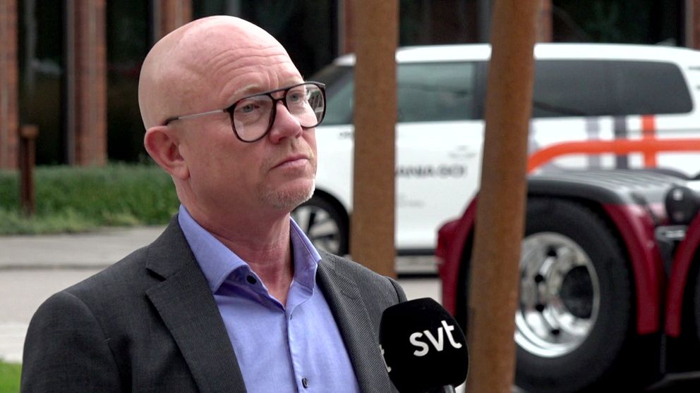Erik Bratthall Presschef Scania pratar med SVT:s reporter