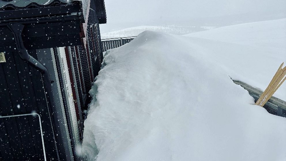 Stuga med snö omkring sig.