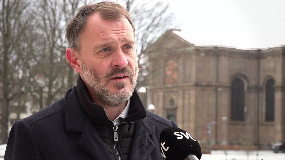 man intervjuas utomhus