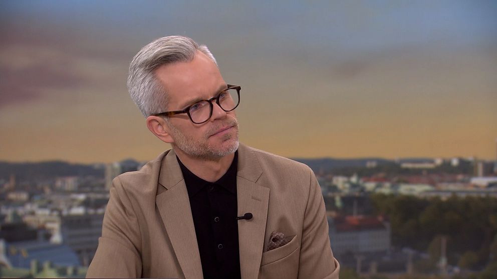 Alexander Norén i kavaj i Morgonstudion. Diskuterar beskedet om inflationen i oktober 2023.