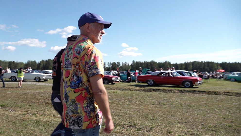 Anders Stenmark, en av grundarna till Springmeet går runt vid Optands flygfält under bilträffen.