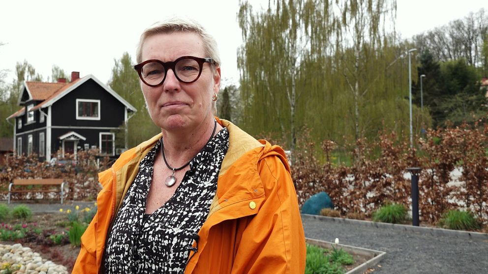 Jämshögs folkhögskolas rektor Lena Pålsson i orange jacka och svarta glasögon. Hon berättar om pedagogiskt äventyr.