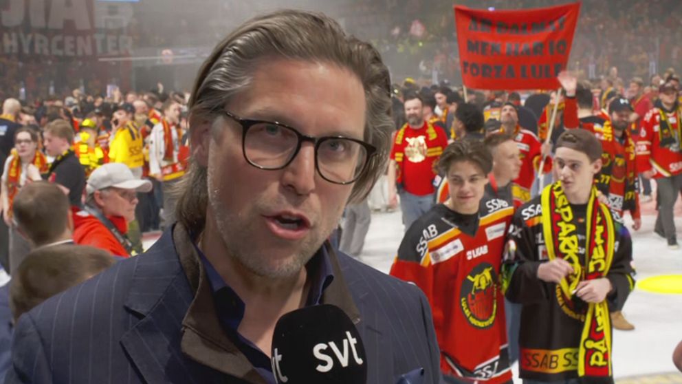 Hockeyfirande på isen, SVT-mikrofon i förgrunden, rödklädda fans och spelare i bakgrunden.