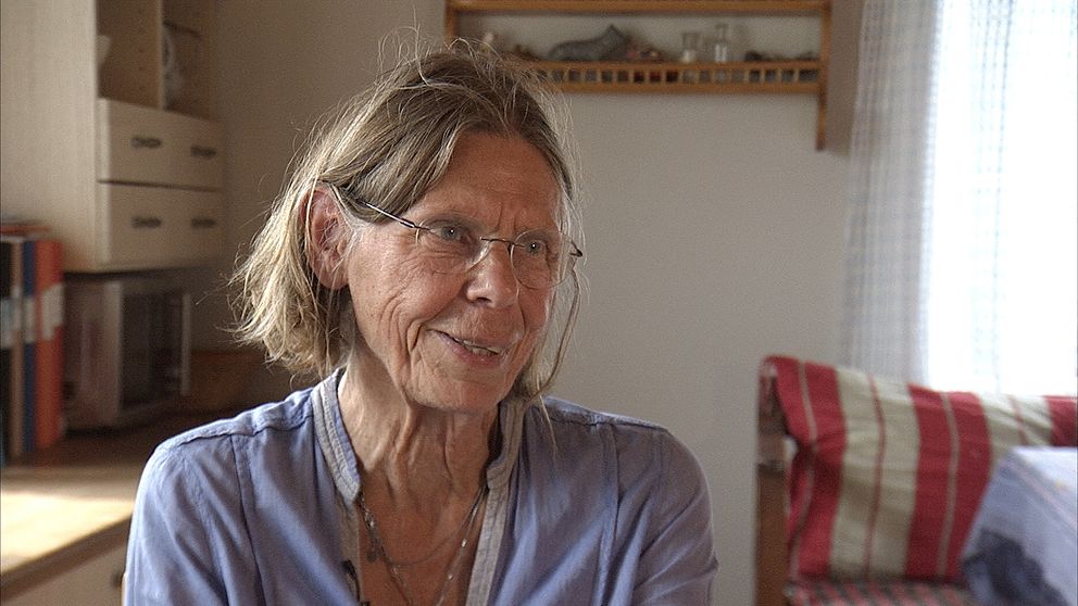 Inger Larén på en stol i sitt kök i byn Björbysätern.