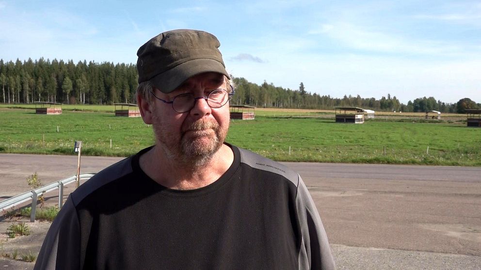 Anders Engvall står framför en tom inhängnad.