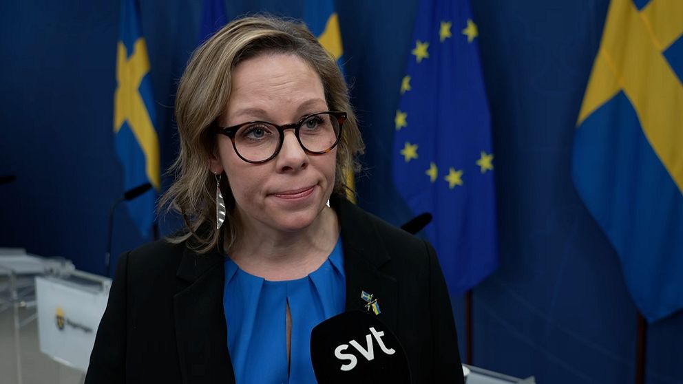 Maria Malmer Stenergard står och pratar i en mikrofon