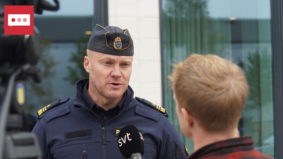 David Helgesson, chef vid grova brott i Umeå framför en reporter