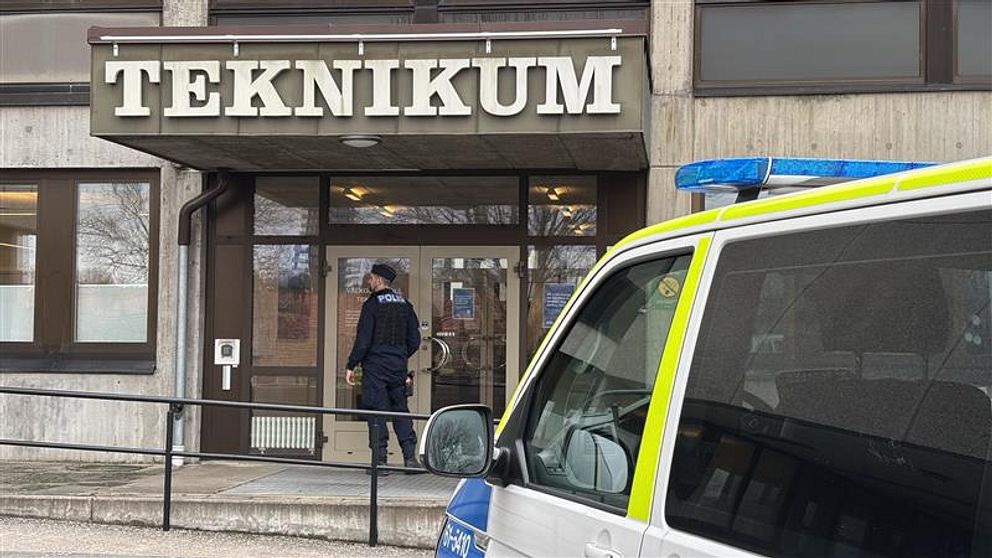 Polisbil utanför Teknikum, person går in mot ingången.