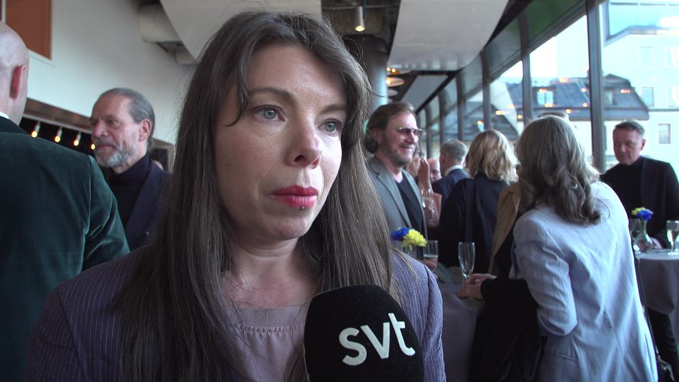 En person intervjuas med SVT-mikrofon i minglande folkmassa på event.