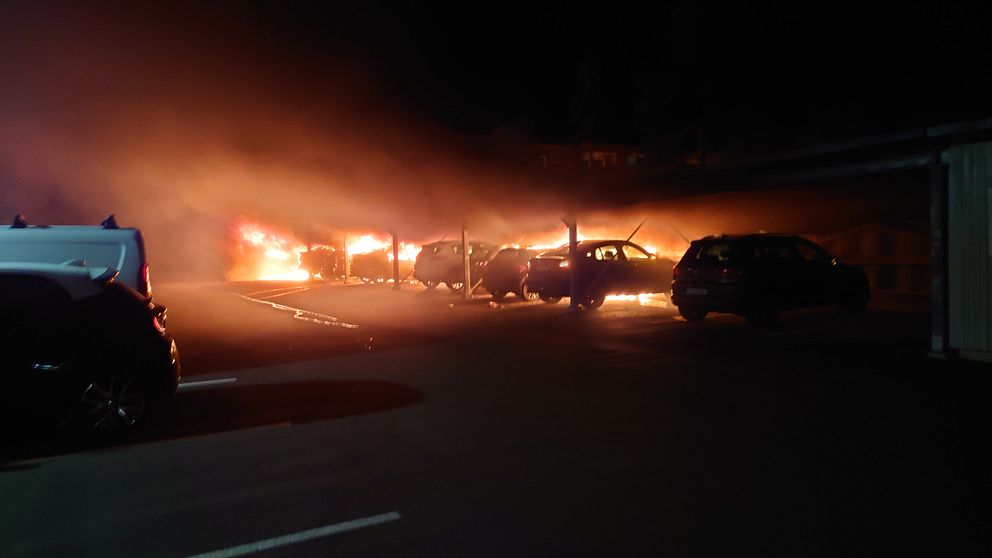 Flera bilar i brand i parkeringslänga i Obbola.