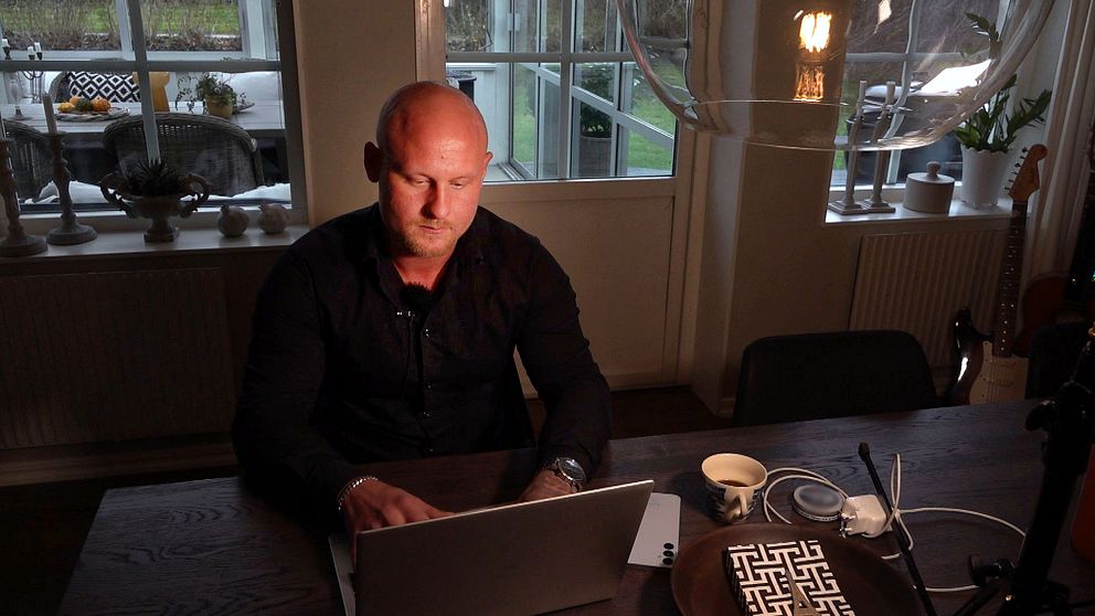 Hampus Gustafsson sitter i sina föräldrars hem i Varberg med sin dator när SVT Nyheter Halland träffar honom.