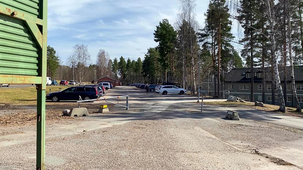 en bild över en parkering med bilar