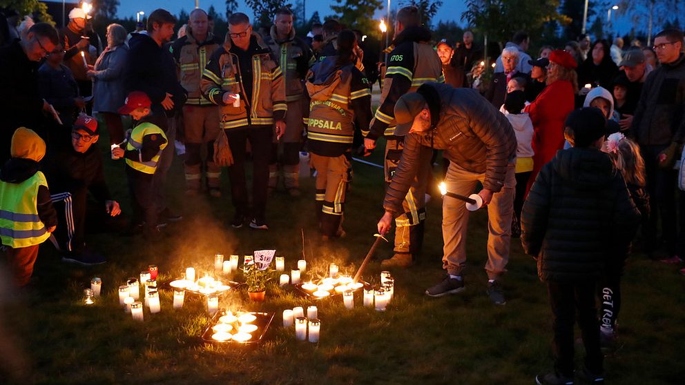 En ljusmanifestation hålls i Fullerö Hage, Storvreta norr om Uppsala med anledning av sprängdådet tidigare i veckan då en kvinna dödades.